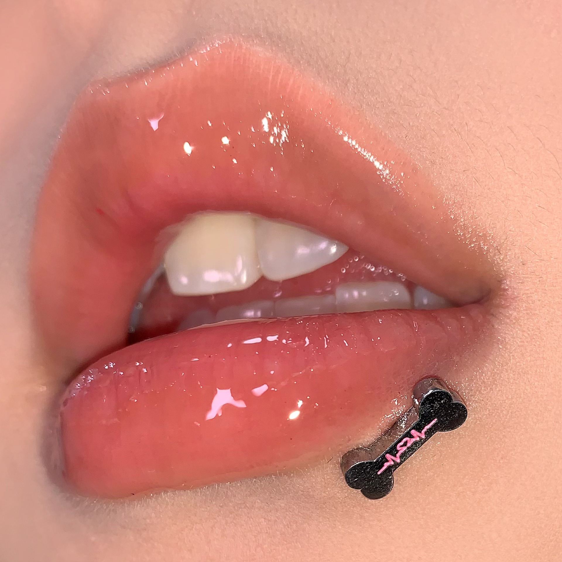 Silver pointed spike labret stud material detail