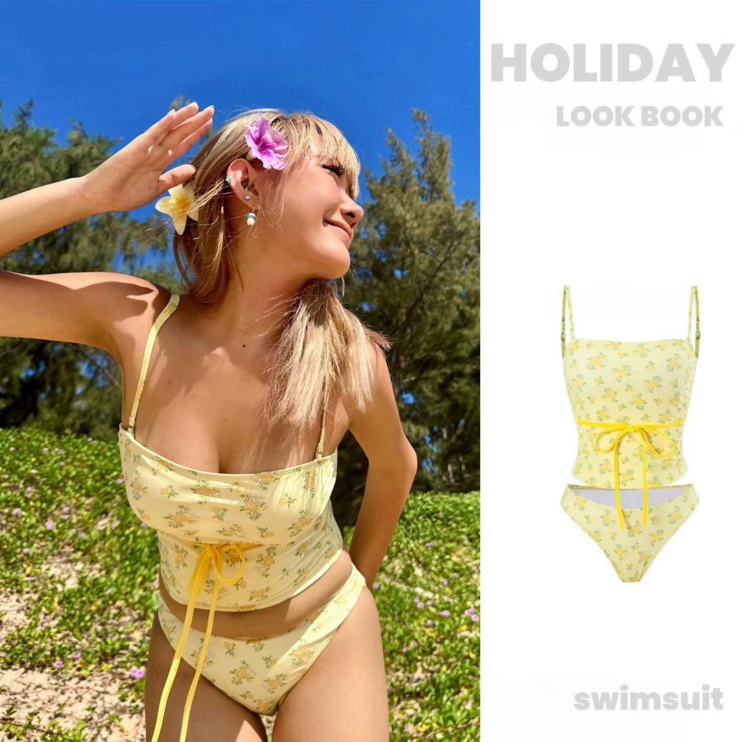 Сфотографируйте красную девушку с желтым цветочным купальником