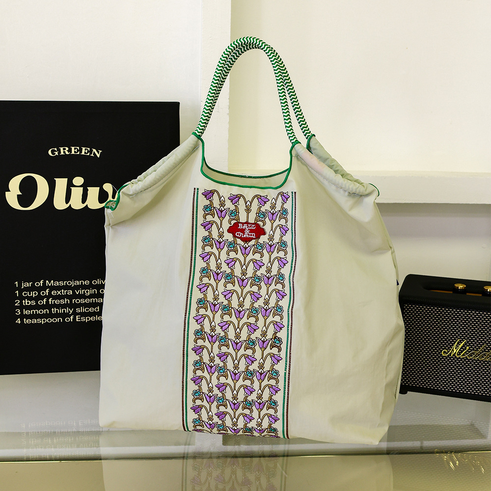 厳選ネット赤同項日系ボールチェーン刺繍レジ袋女性ファッション小衆大容量シングルバッグ潮