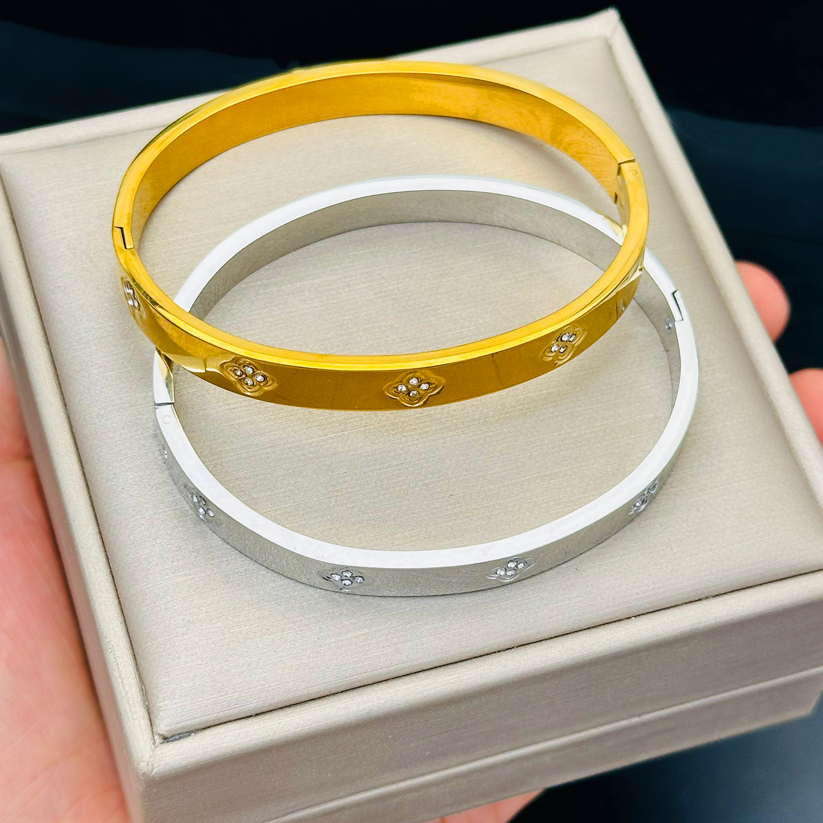 Cuatro hojas de hierba brillante pulsera de diamantes transfronterizas pareja femenina de moda lujosa no desvanecerse pulsera de anillo de moda novia de acero de titanio