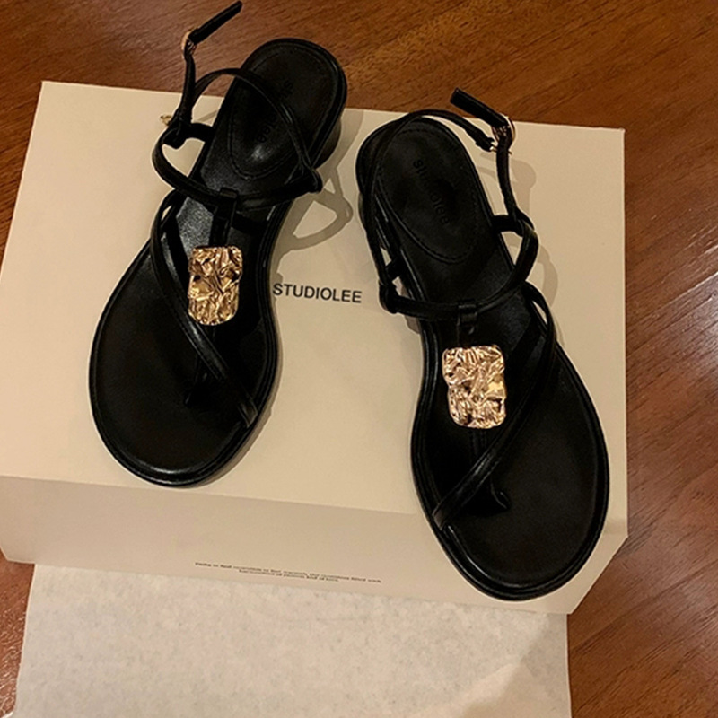 Grape Mom's Same Style Holiday-Style Thin Strap Thong-Toe Metal Buckle Chunky Heel Sandals for Women, 2026 New Summer Model
