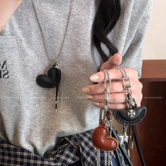 女性用レザーラブペンダントネックレス、ニッチでユニークなデザイン、ハイエンドのロングスウェットシャツチェーン、パーソナライズされたインスタイルアクセサリー