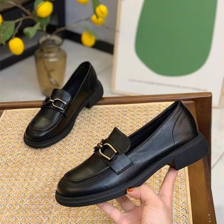 Zapatos de cuero negros de mujeres británicas con un pedazo de zapatos Lefour 2024 nuevos zapatos de mujer universales zapatos de soleas planas de otoño