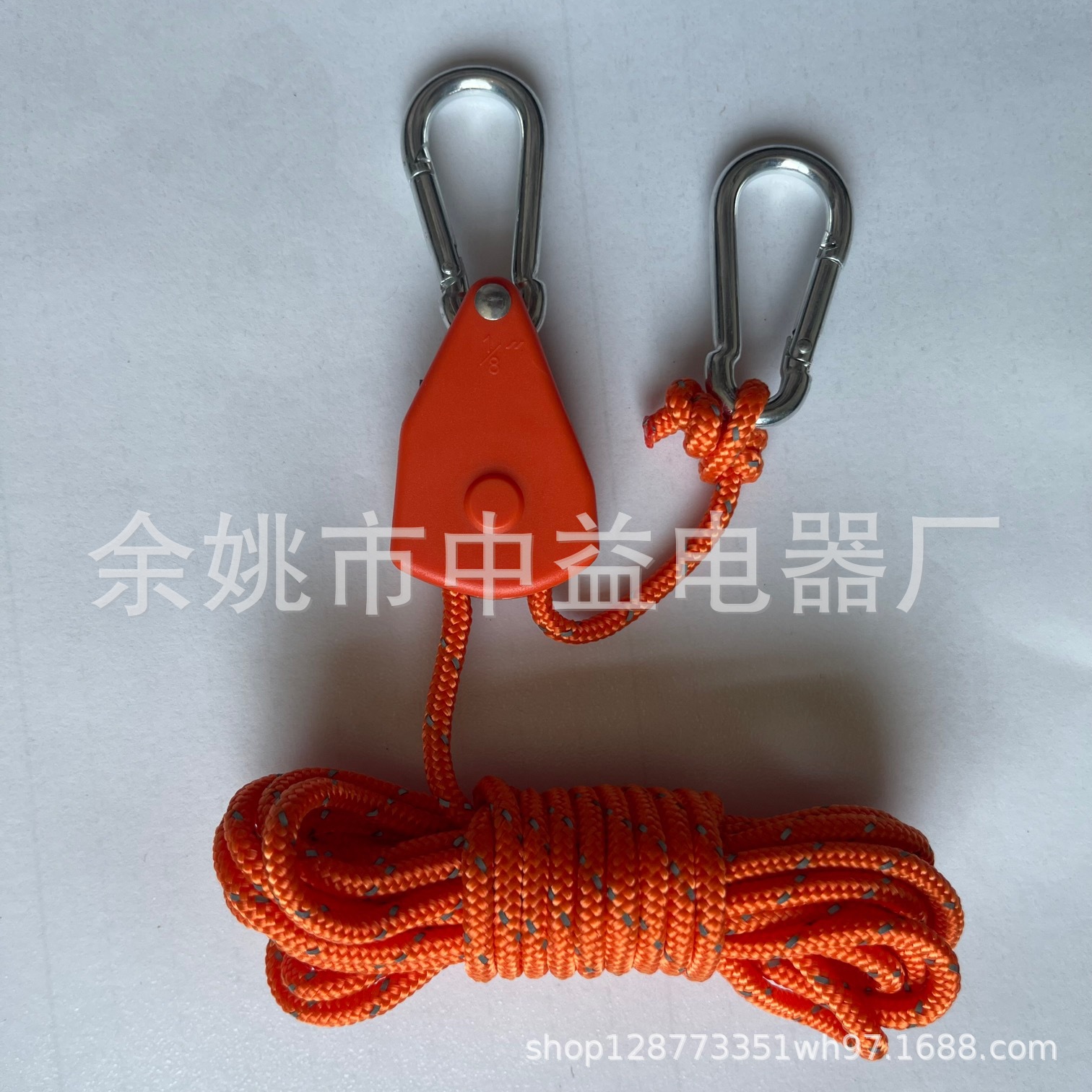 En stock, disponible al por mayor incluso para una sola unidad: Cuerda de suspensión ajustable de 1/8 para lámparas LED con rueda metálica y tensor de trinquete de plástico.