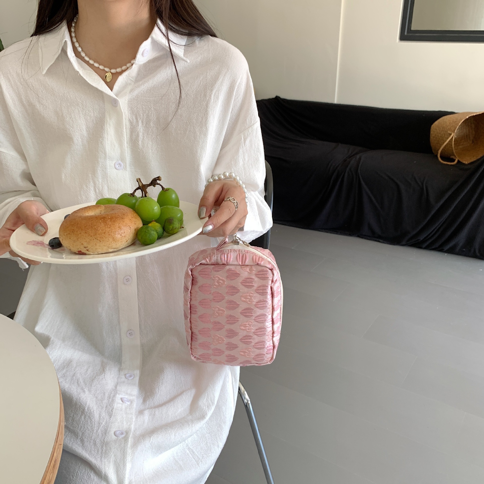 28172 Pearl pendant tassel hand-held cosmetic bag, embossed French storage bag, compact hand-held handbag undefined
