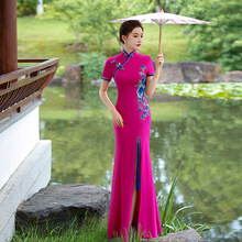 走秀演出旗袍2025新款款中国风玫红色高端大气年轻款国潮礼仪表演