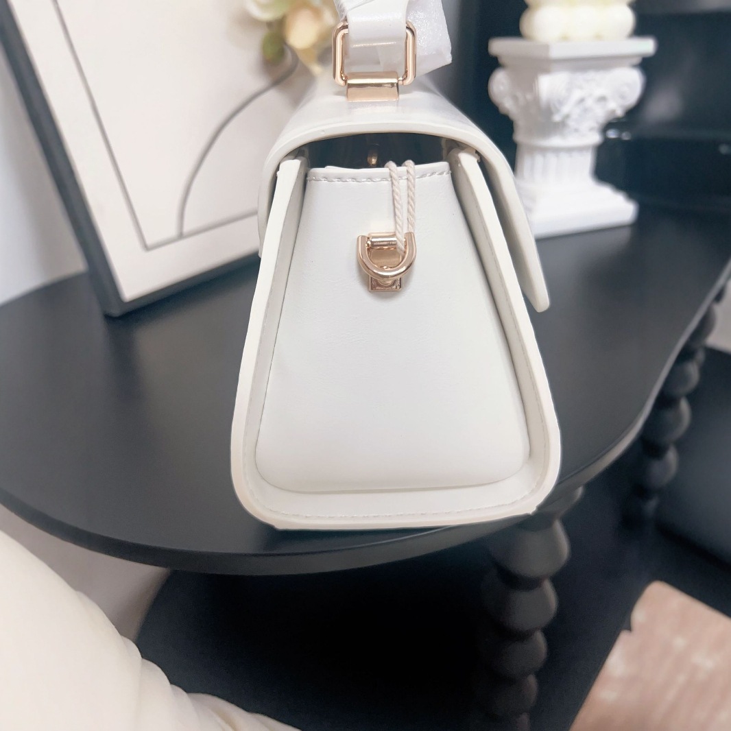 Bolso de mujer Carmel 2025 bolso de mano diagonal primavera - verano moda de cadena, barra de oro diagonal, nueva Alta Gama