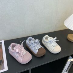 儿童运动鞋2025秋季新款低帮防滑女宝板鞋珍珠时尚百搭学生休闲鞋