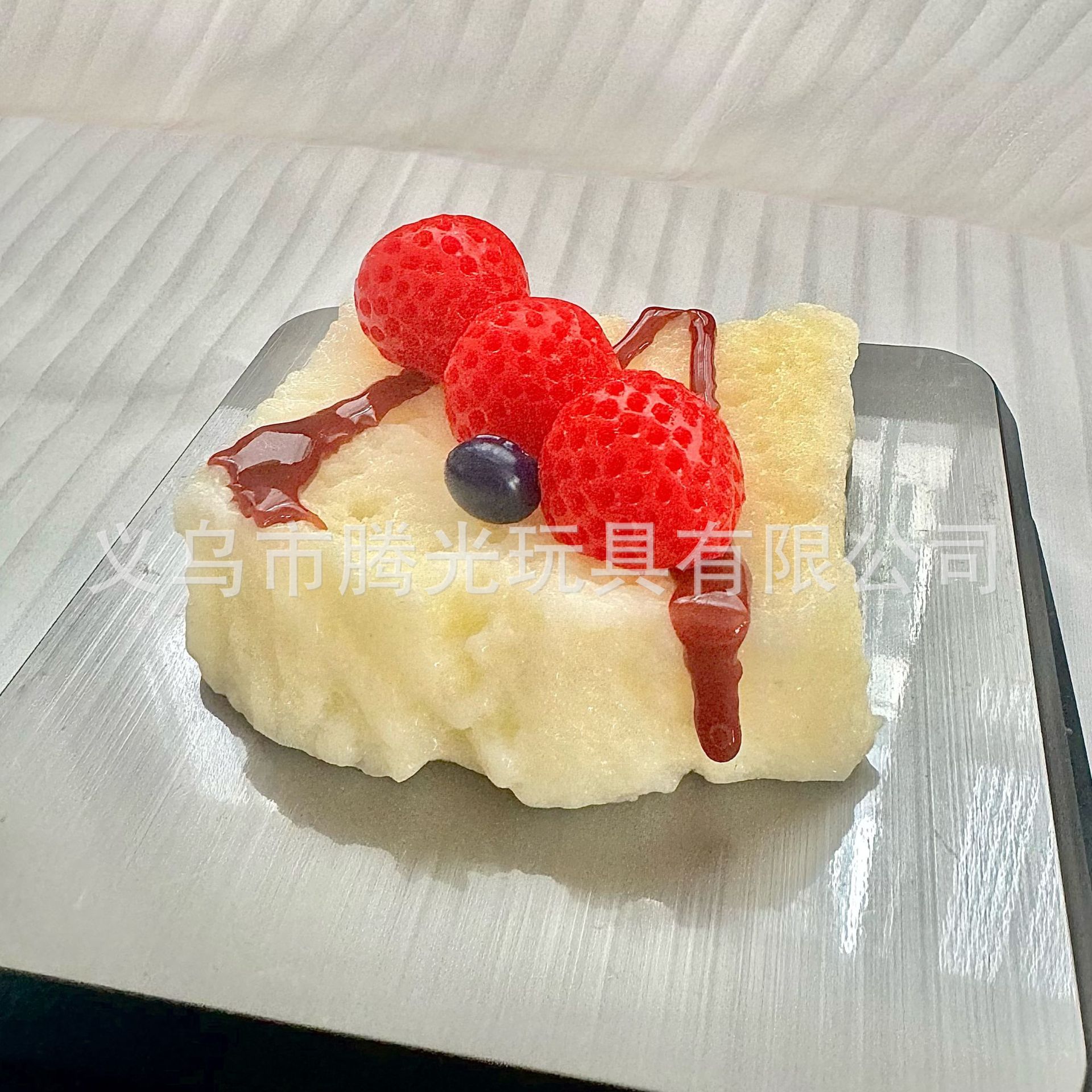 딸기 소스를 곁들인 토스트