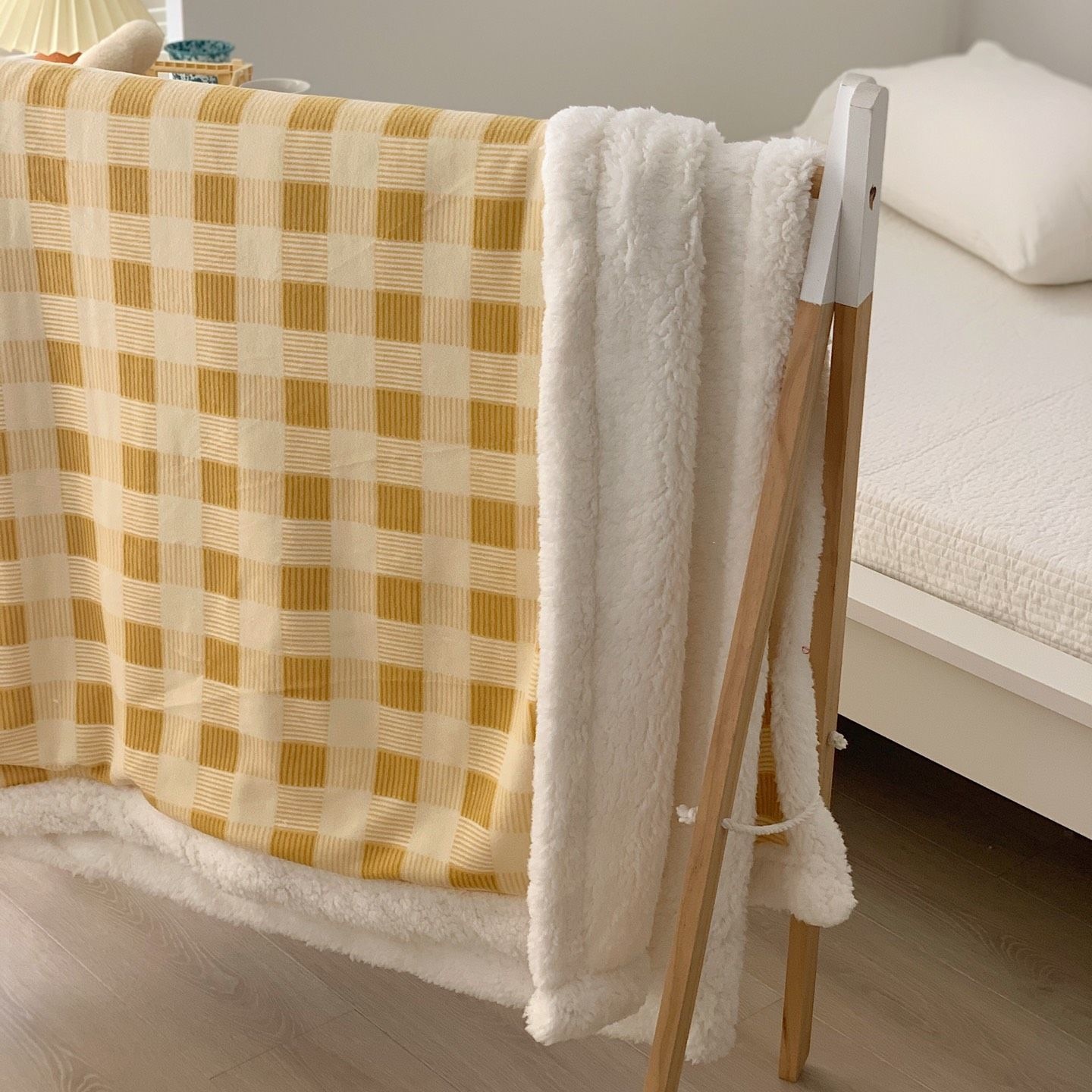 Ins-style lamb wool blanket, milk velvet thickened throw blanket, student leisure blanket, office nap blanket, winter blanket