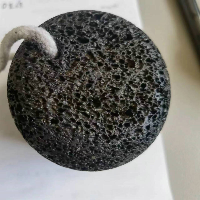 火山の足の石の足の底板は死んで皮をむいて角質の両面の足の石をこすります。足をマッサージして足を修理します。|undefined