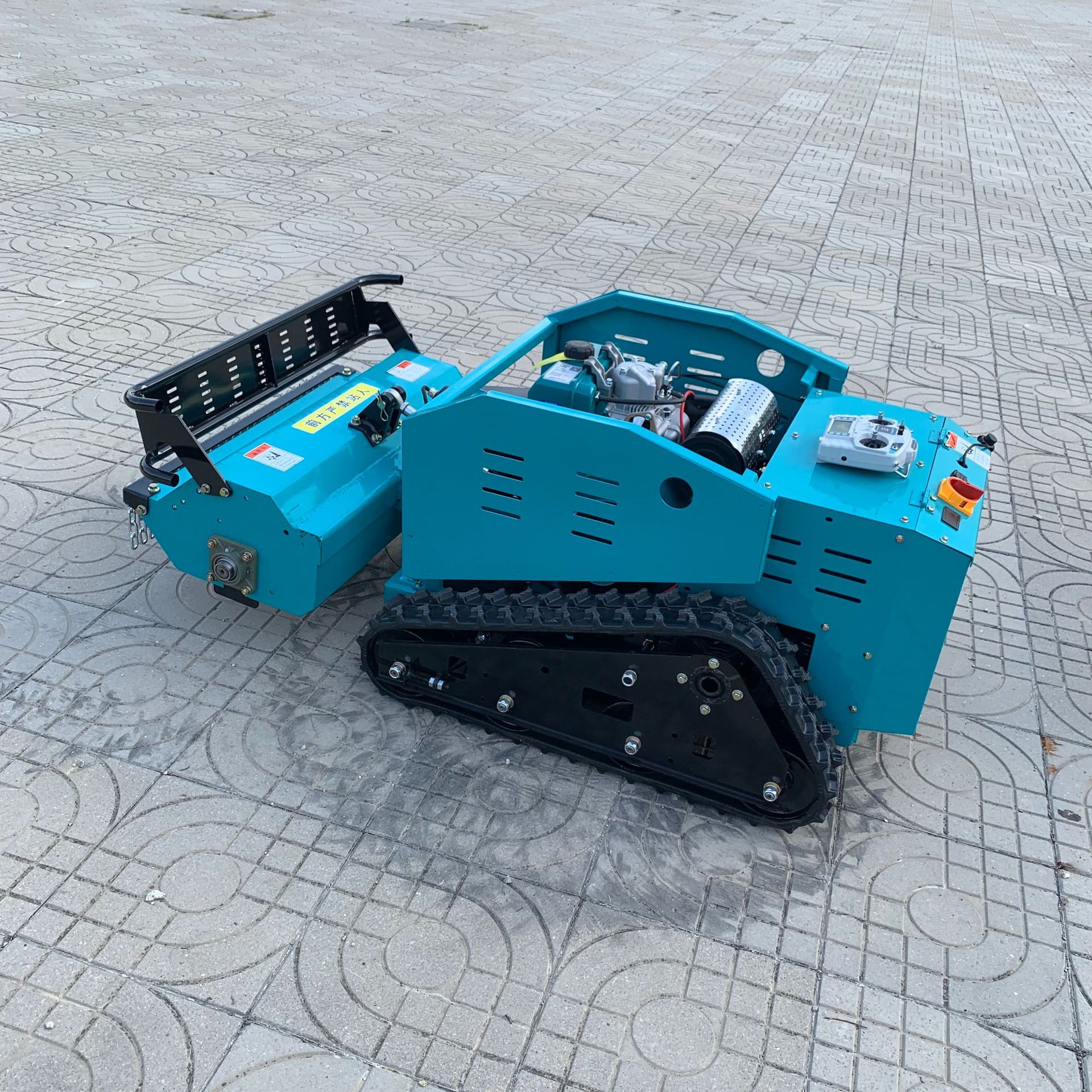 遥控割履带割草机 高草秸秆开荒履带打草机 果园开荒除草粉碎机