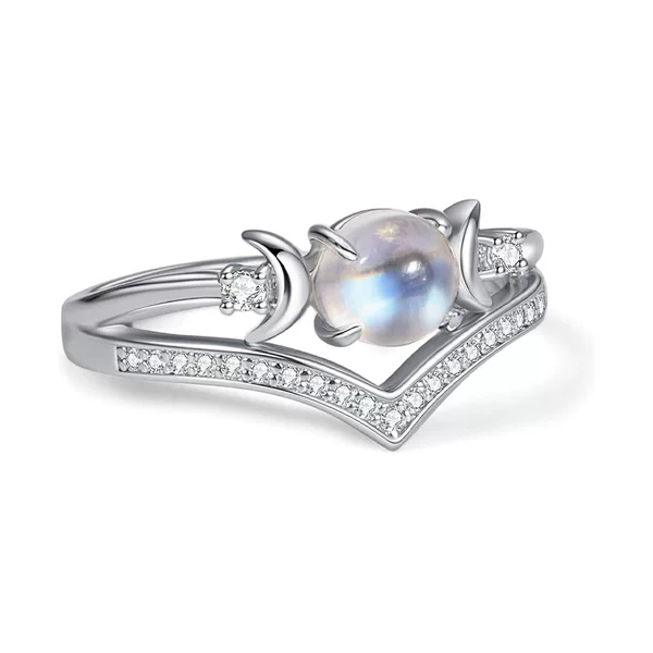 European-Style Court-Inspired Crescent Luxury Gothic Ring in Black Gunmetal and White Gold V-Shaped Claw Setting, European and American Retro Style