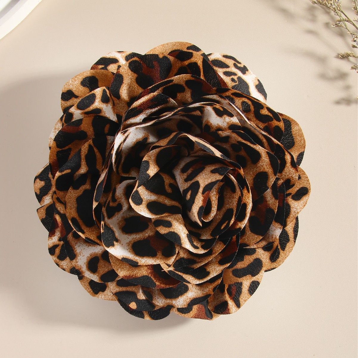 Vintage leopardmönstrad kameliabrosch stor fransig blomma_voghion.com