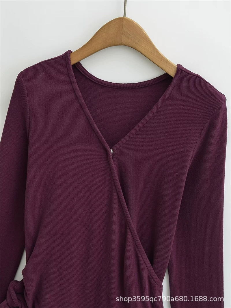 Spring long-sleeve, fitted base shirt, V-neckline
