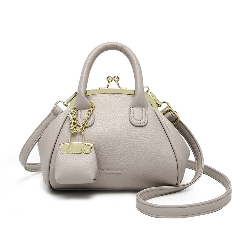 Venta al por mayor primavera y verano nuevo estilo bolso femenino retro bolso de clip bolso de mano moda todo fósforo bolso pequeño de mensajero de un solo hombro femenino