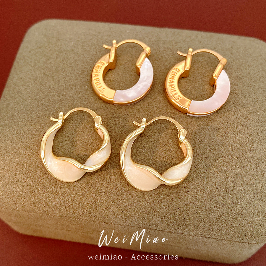 Oro verdadero chapado con letras de fritajas, perfiles redondos personales simples, aretes de temperamento de lujo ligero, perfiles de alta calidad para mujeres