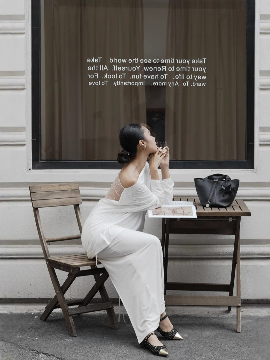 Las lágrimas de la perla de la mujer de la camiseta de cuello swing de back-end de la camiseta de malla de primavera de 2025