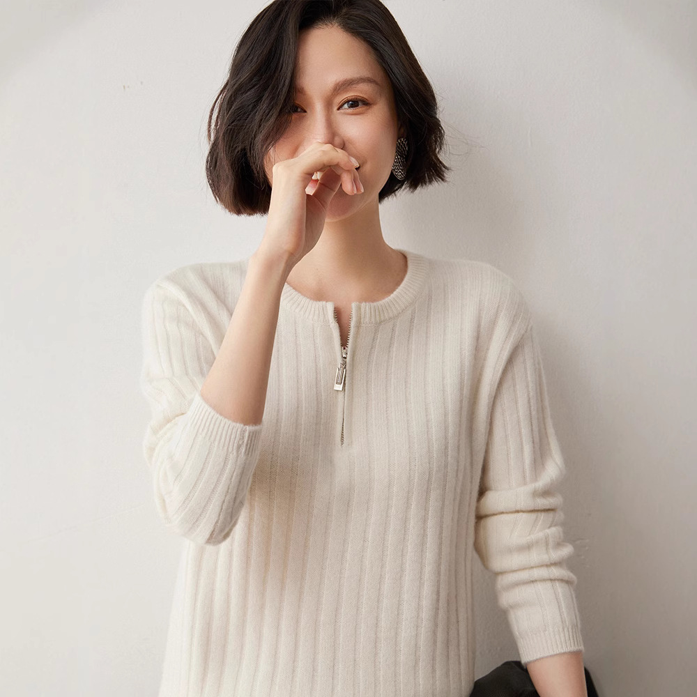Knitted sweater with a round collar with zipper