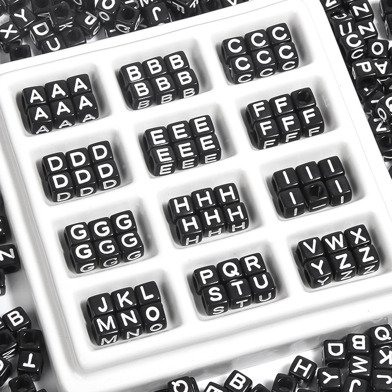 100 / paquete de acrílico fondo negro cuadrado letras blancas 26 letras individuales gotas de aceite cuentas DIY accesorios de cadena de teléfono móvil image 1