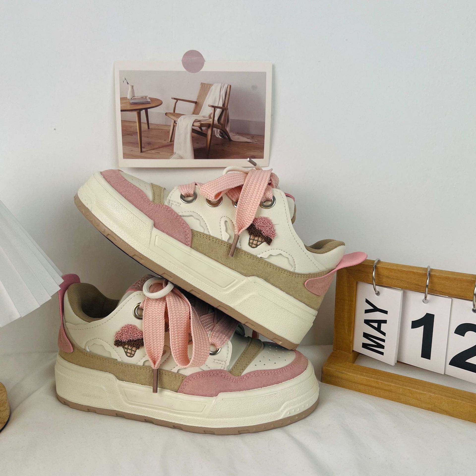 Zapatos de pan de suela gruesa para mujer INS de moda Primavera 2024 zapatos de skate casuales de color rosa frambuesa zapatos de skate de lona zapatos blancos elegantes
