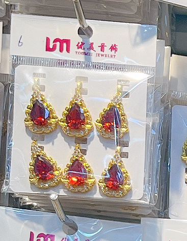 Cuerpo rojo de cobre chapado en oro real micro incrustación de zirconos de atmósfera personalidad collar colgante DIY accesorios de colgante único