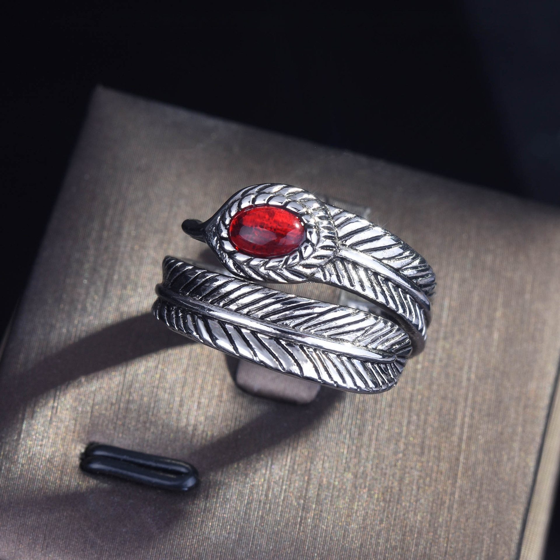 خاتم من الريش الفضة الإسترليني S925 مطلي بالماس الأحمر للرجال والنساء خاتم مفتوح display picture 3