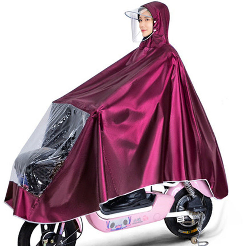 レインコートの電気自動車専用レインコートを大きくして、男性女性のシングル二人のバイクに乗って全身豪雨を防ぐ|undefined