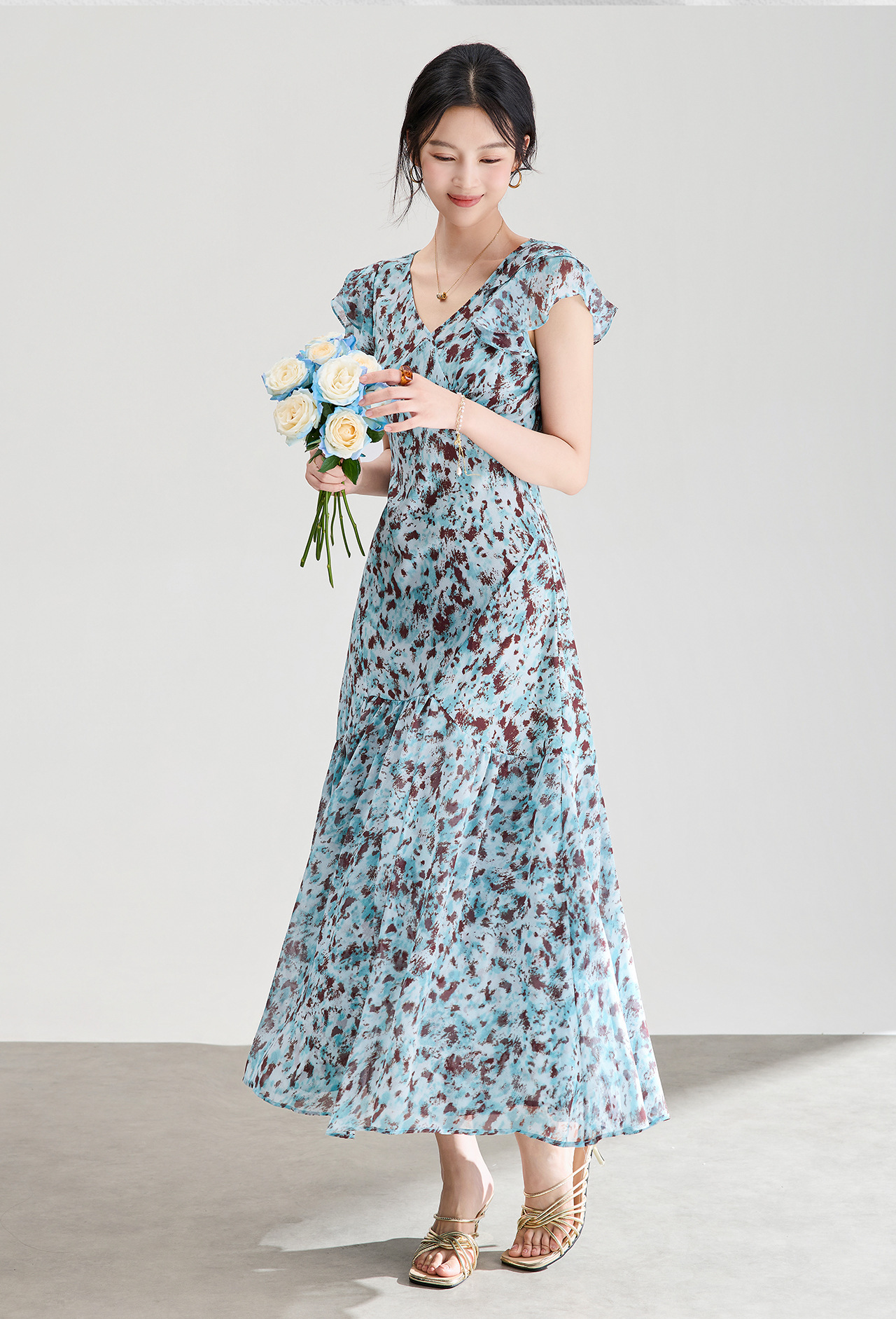 Đầm maxi nữ cổ V tay lá sen chất liệu chiffon in hoa nhí — xanh lam chi tiết 2