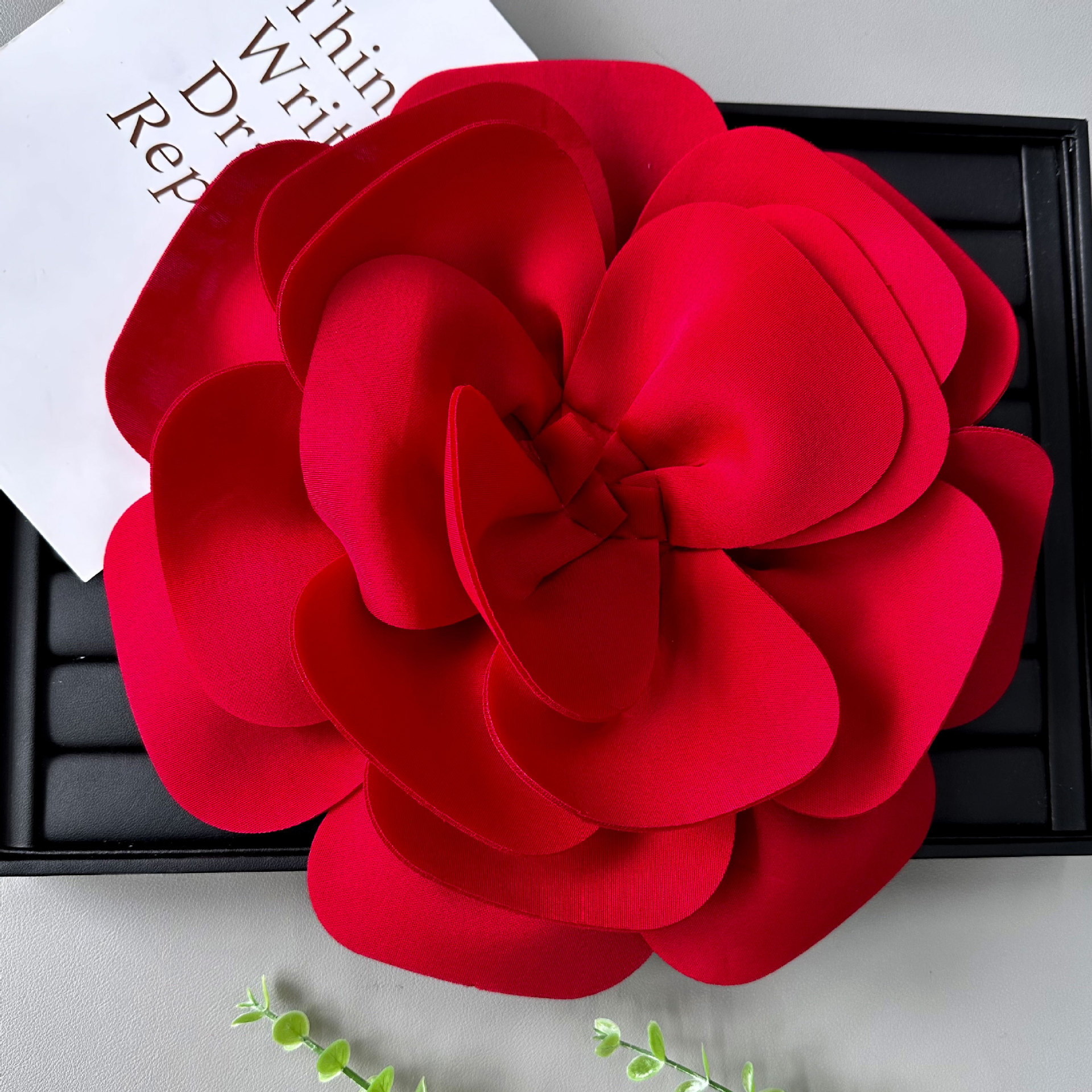 Nuevo corsage de flores tridimensional versátil en tela, accesorios para vestidos de novia, disfraces de espectáculo, trajes de baile y decoraciones cosidas a mano.