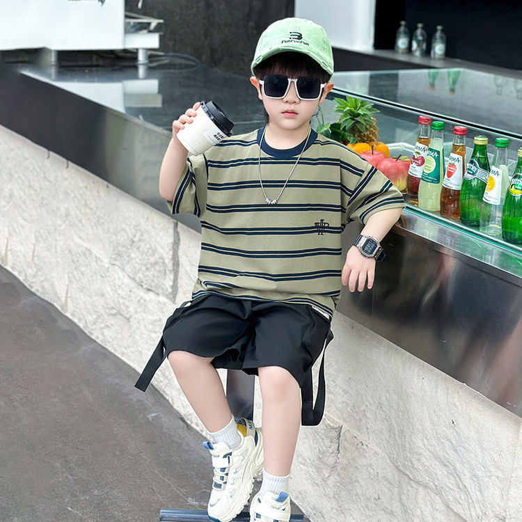 7283 Traje de manga corta de verano para niños 2025 Nuevo estilo Camiseta a rayas para niños Ropa de trabajo de verano Pantalones cortos de dos piezas de verano