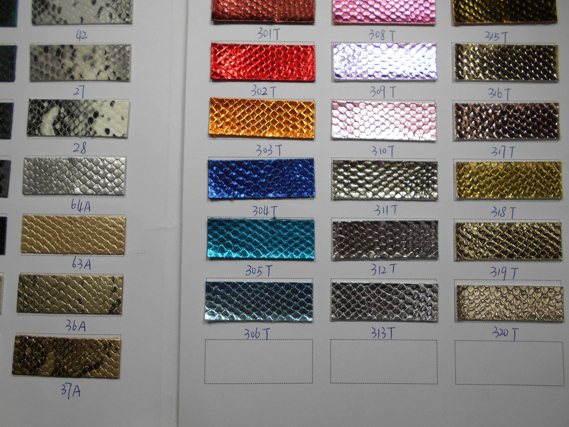 0.9毛底净色贴膜金属小蛇纹PU人造革印花蟒蛇压纹PU皮革鞋包面料