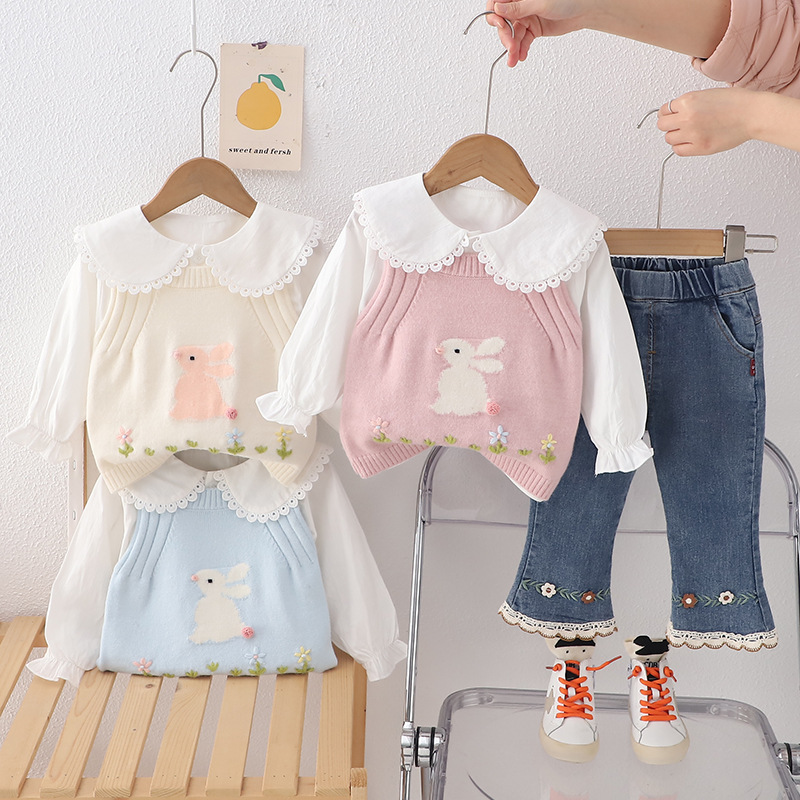 Conjunto de tres piezas para niños primavera-otoño 2025 – camisa con cuello doll, suéter y chaleco.