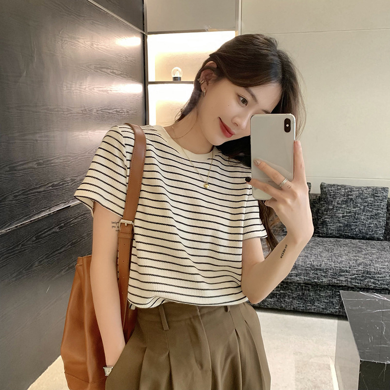Vintage Striped Short-Sleeve T-Shirt for Women, Stylish Round-Neck Base Shirt, Loose Casual Student Top for Summer 2025, Trendy