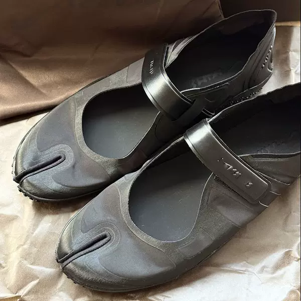 Original Rift Mesh Thin-Soled Split-Toe Shoes Kardashian Lisa Yoga Ballet Shoes Mesh Mary Jane Pig-Toe Shoes