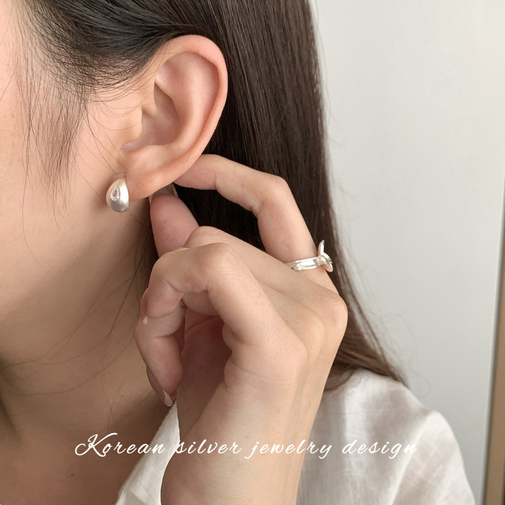 s925純銀冷淡風簡約水滴耳釘女時尚個性精緻百搭通勤鋯石耳飾批發