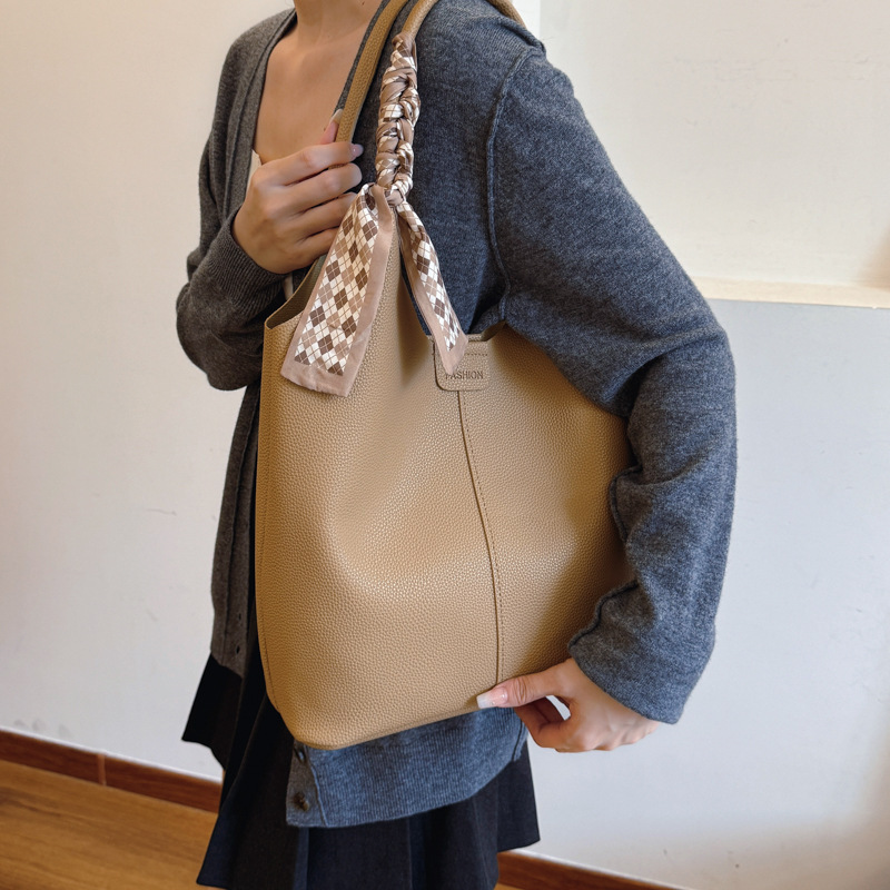 Bolsa de cubo de gran capacidad para mujeres otoño / invierno 2024 nuevo estilo simple bolso de hombro retro de alta calidad bolso de brazo