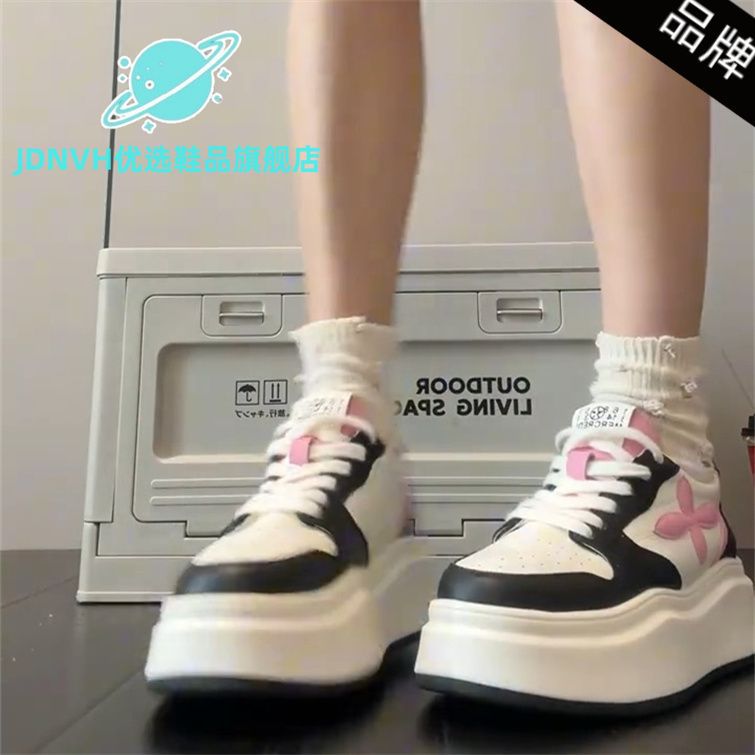 Muffin de fondo grueso zapatos blancos zapatos de skate cruzados para mujeres 2024 primavera nuevo nicho de diseño de popularidad en línea zapatillas deportivas casuales