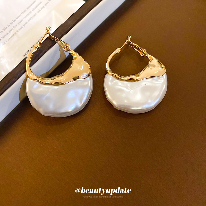 Bolso plisado retro con aguja de plata Pendientes de perlas Pendientes de estilo nuevo de temperamento simple francés Pendientes de todo fósforo de alta gama Mujeres