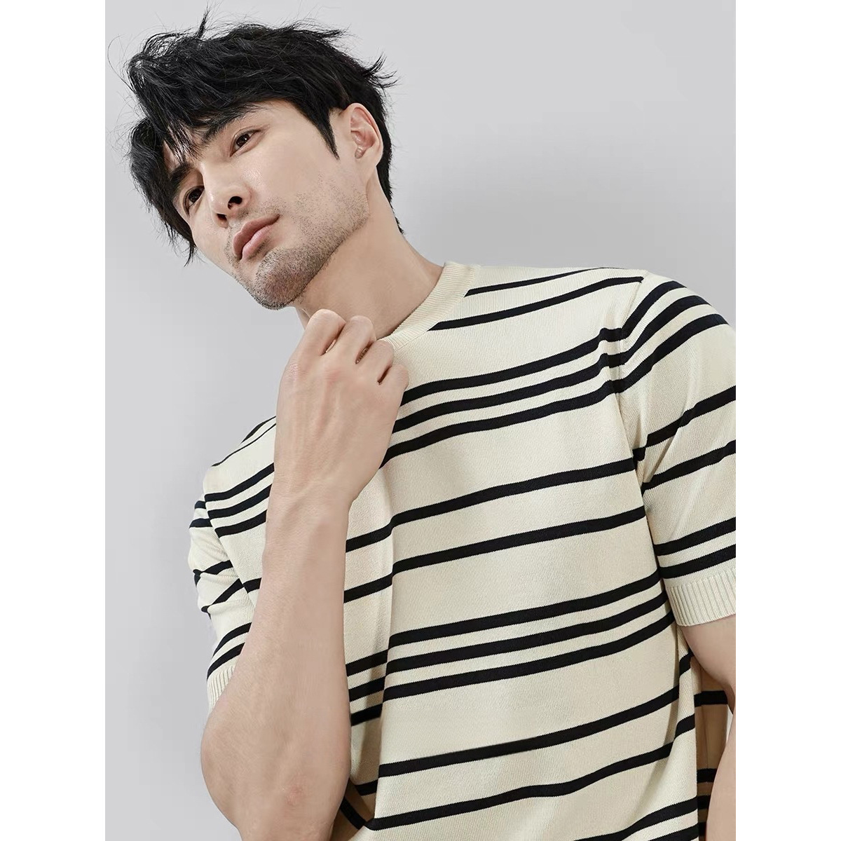 Camisa de punto de manga corta de verano para hombre, a rayas, corte ajustado, estilo coreano, de seda helada, versátil, para negocios, venta al por mayor, refrescante.