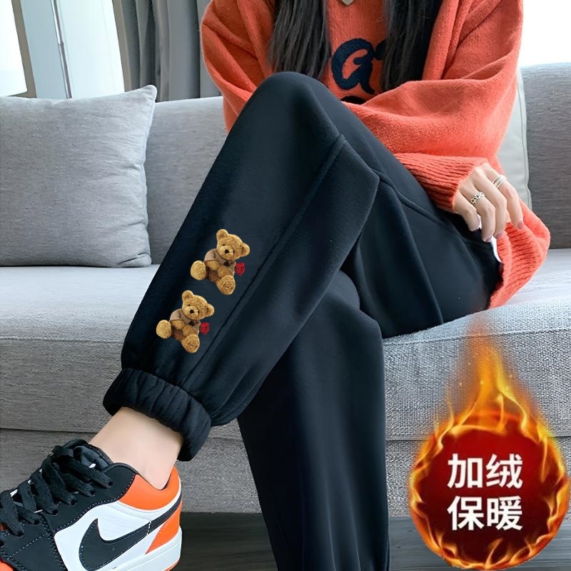 두 개의 불곰 레깅스와 벨벳이 달린 검은색 바지