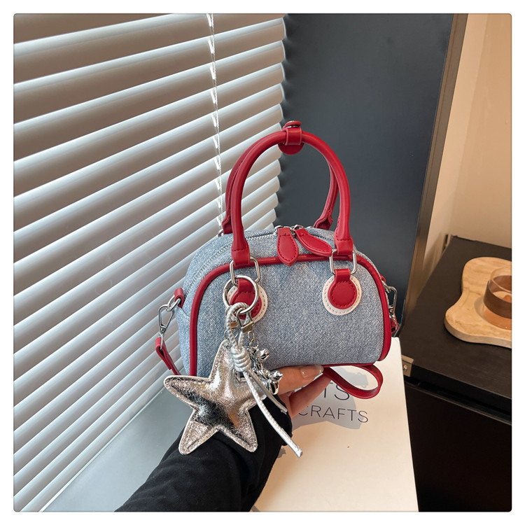 펜던트가 달린 레드