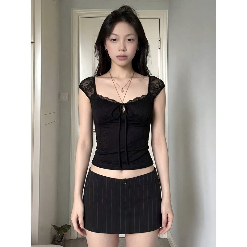 Black lace square-neck camisole for women, summer American hot girl style, waist-cinching slim-fit sleeveless top Black lace square-neck camisole for women, summer American hot girl style, waist-cinching slim-fit sleeveless top