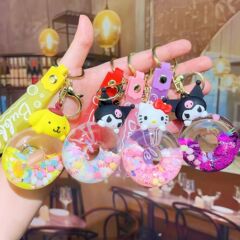アニメのサンリオ流砂浮き輪のキーホルダーに油ドーナツのキーホルダーを入れます。