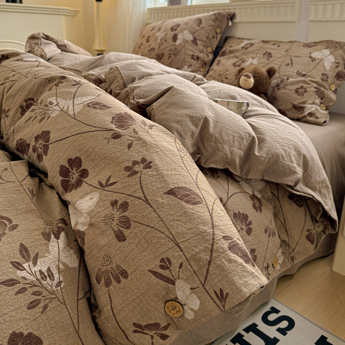 Classe A algodón bruto lino de cuatro piezas retrógrado botones de flores sábanas de algodón cubierta de cama de tres piezas conjunto de ropa de cama