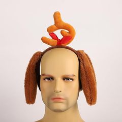 クリスマス鹿の角のカチューシャはぬいぐるみの犬の耳を持っています。