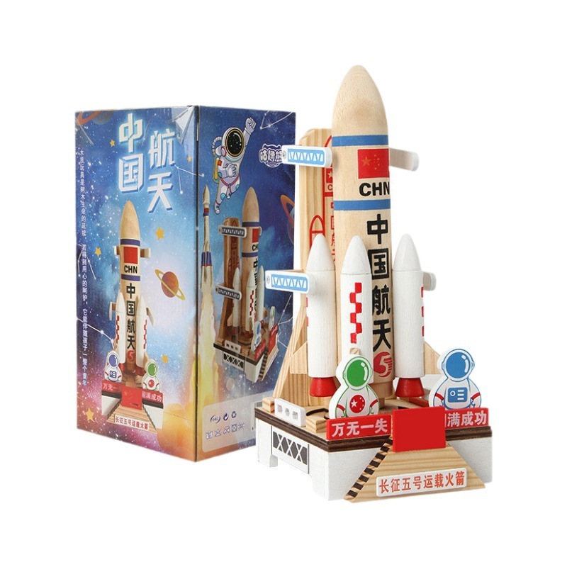 【木の車シリーズ】木のロケットの模型のおもちゃの新型の長征5号のロケットは子供のおもちゃを並べます。|undefined