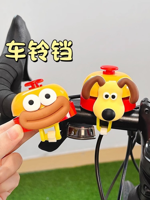自転車の鈴は車に乗ってラッパを持ってかわいいアニメのマウンテンバイクの子供のスケートボードのバスの装飾の部品を持ちます。|undefined