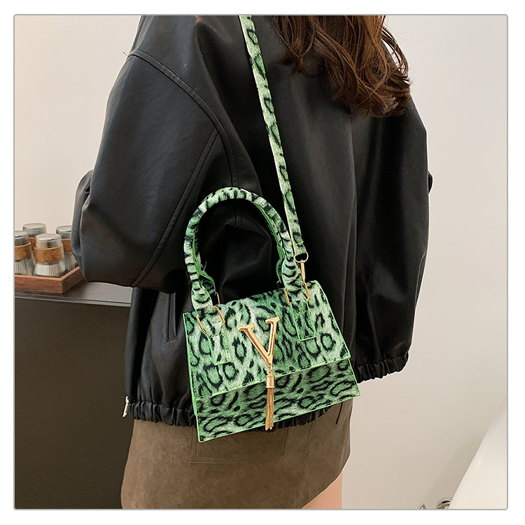 The new leopard print handbag is trendy and stylish. The crossbody bag has a simple texture and a spicy girl style. It is a unique single-shoulder small square bag undefined