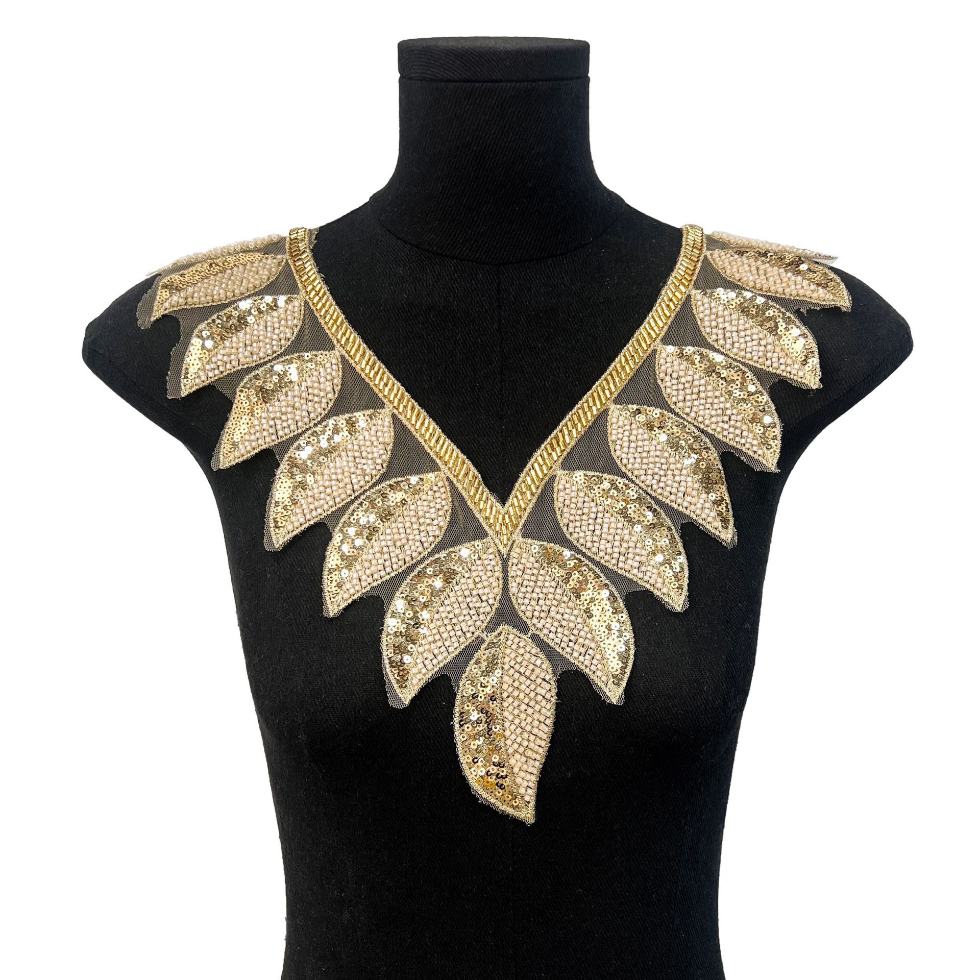Base blanca con decoración de cuello bordado con flores doradas, diseño de patrón tridimensional europeo y americano, accesorios de ropa DIY.